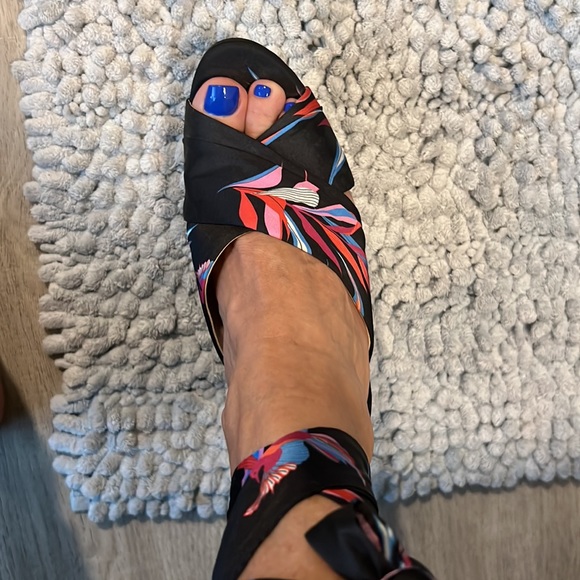 Jessica Simpson high heels with leg tie embellishment - Picture 8 of 9